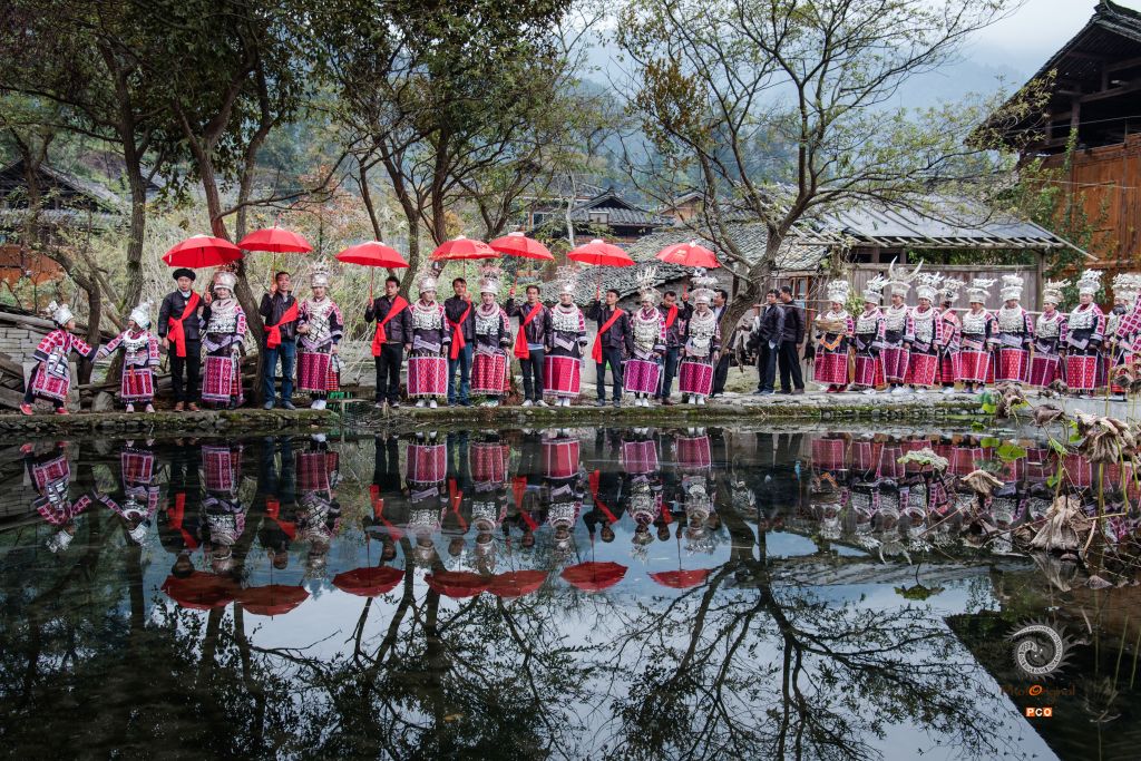 《巫包苗寨 的集体婚礼》