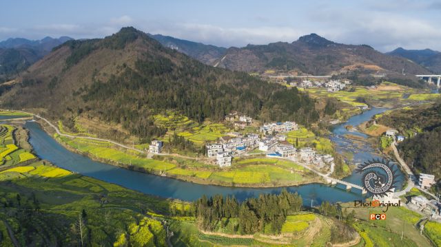 小河流进村落边