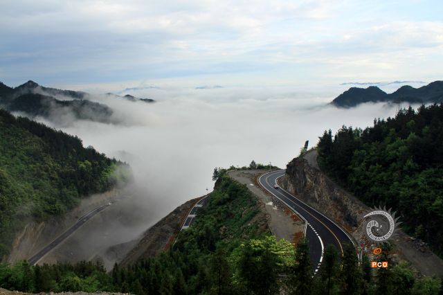 《飞峰坎云雾》