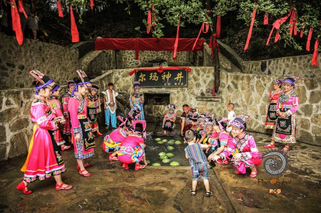 《羌寨神井》