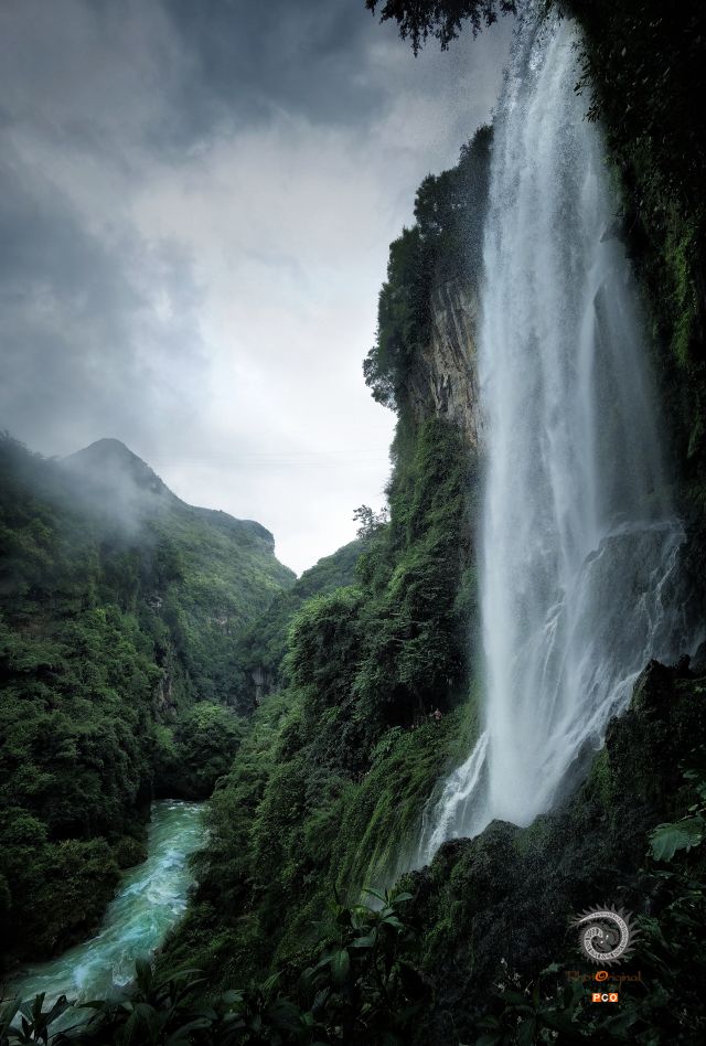 峡谷飞瀑