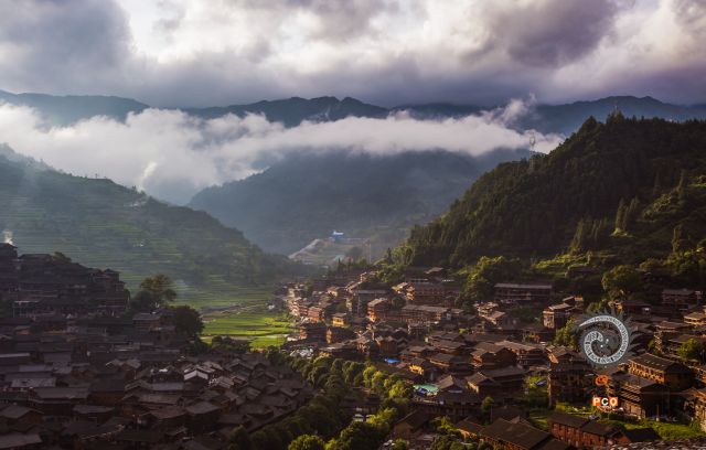 云雾、群山、晨光中的古村落