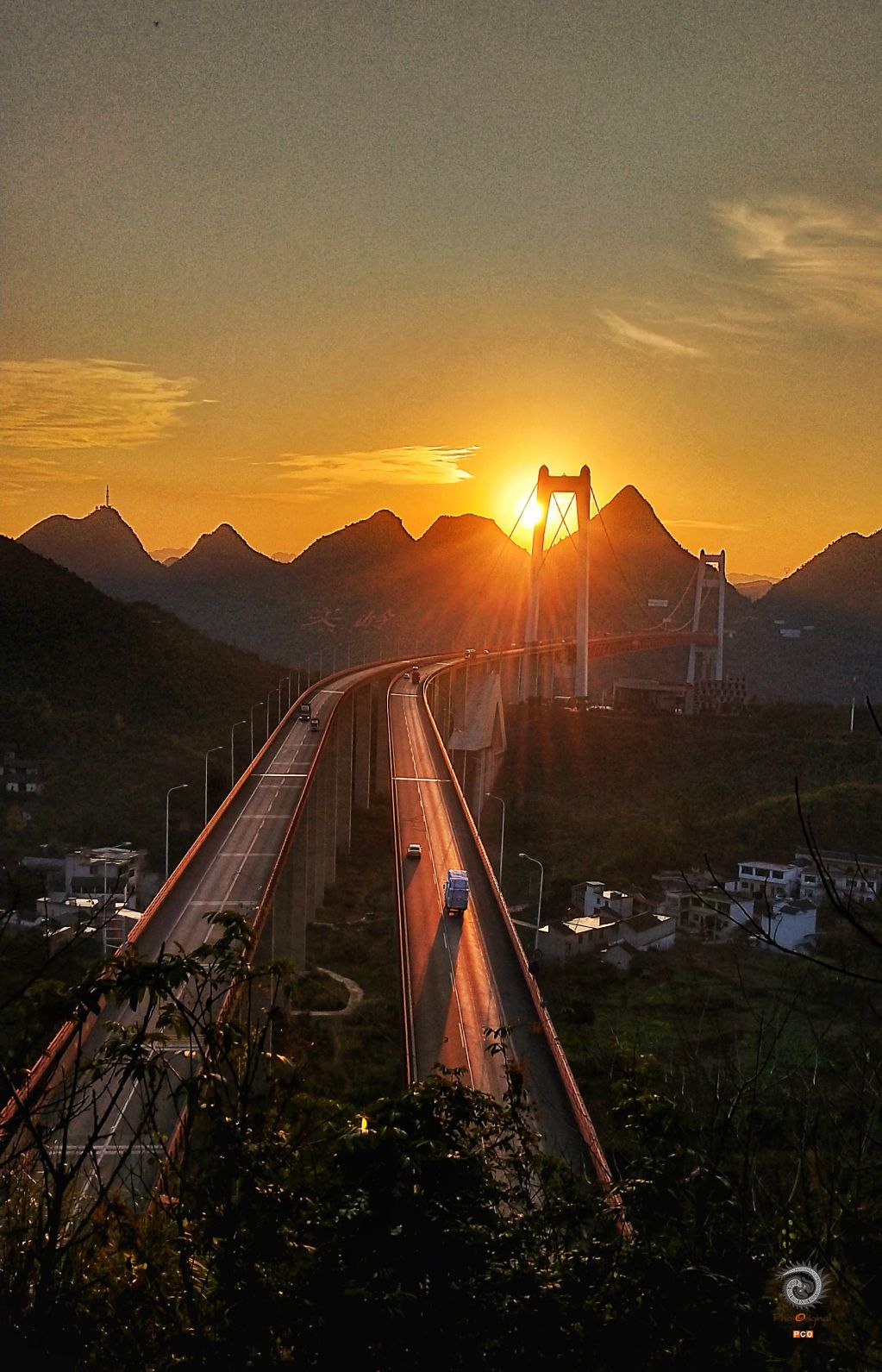 夕阳下的坝陵河大桥