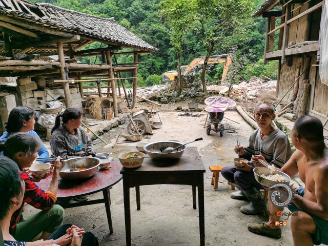 移民拆迁前的聚餐