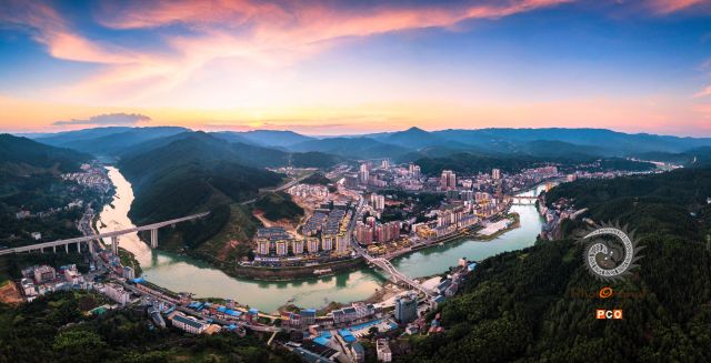 霞光照山城