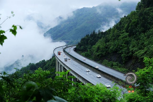 《深山变通途  旧貌换新颜》组图