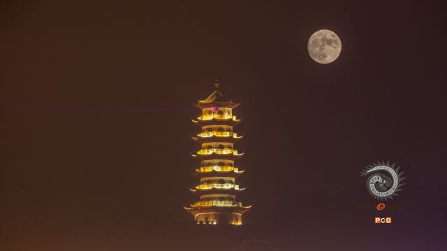 月照白塔
