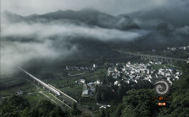 《高铁穿过我的家》