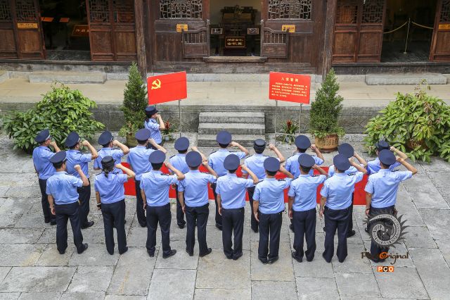 《重温入党誓词》