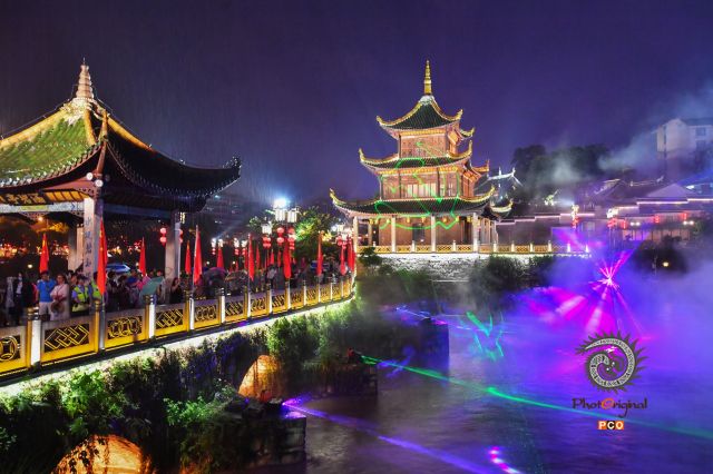 雨中灯光秀庆祝建党百年