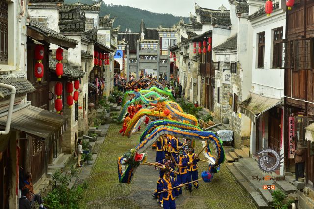 古城“花脸”迎游客