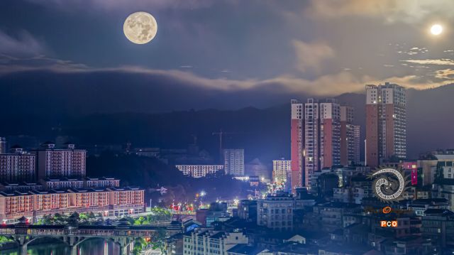 月光下的县城一角