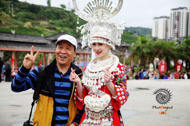 盛装苗女醉游客