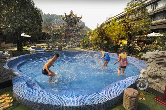 戏温泉
