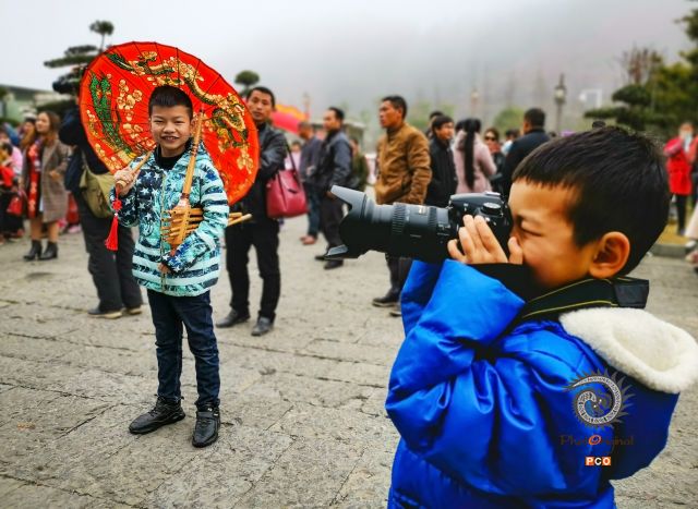 节日的苗族小摄影师