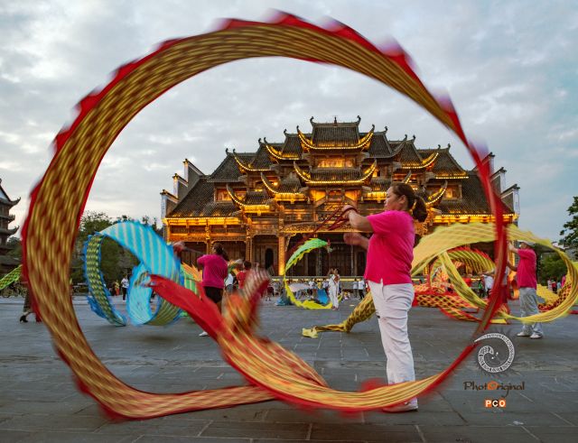 广场上的“健身龙”