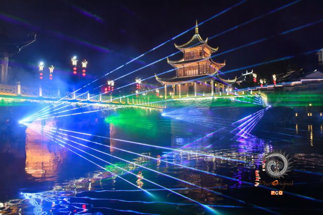 绚丽激光灯光秀扮靓古老甲秀楼