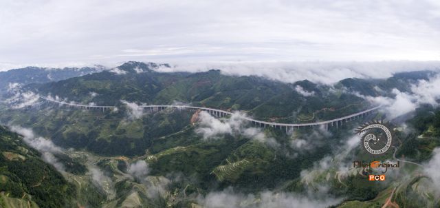 《大山里的致富路》