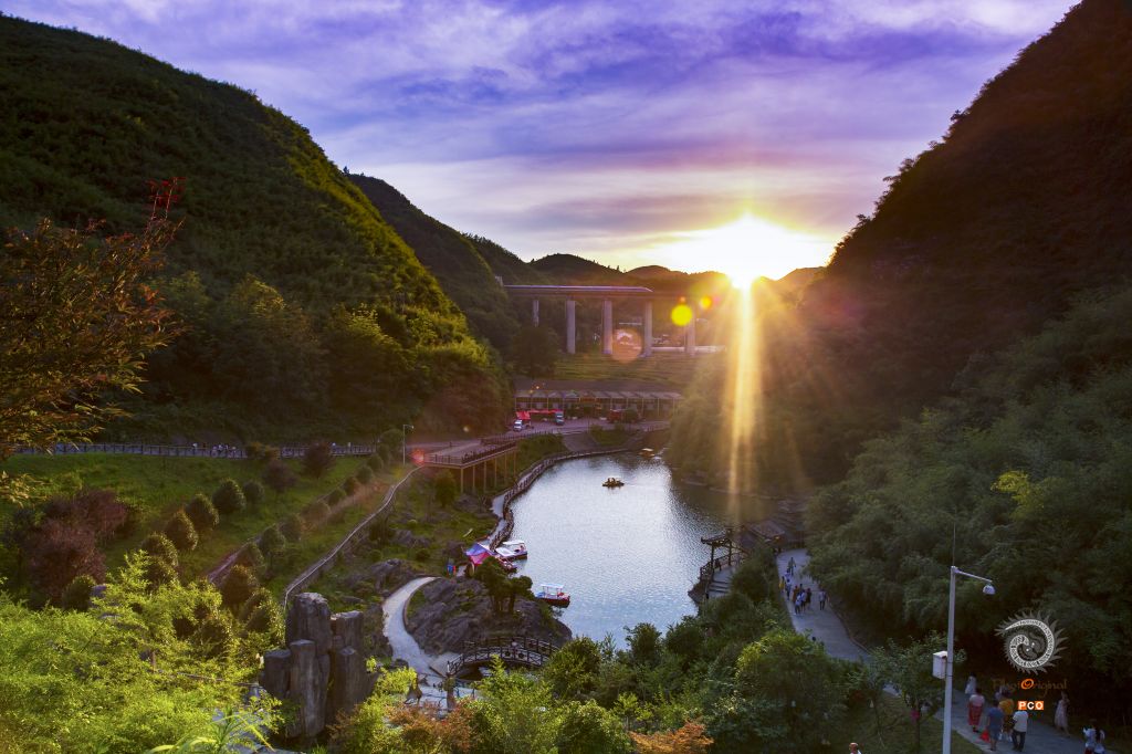 《夕阳洒贵洞》（老年组）