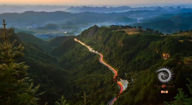 夜幕下繁忙的乡村公路