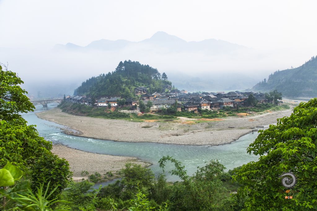 《水边苗寨》