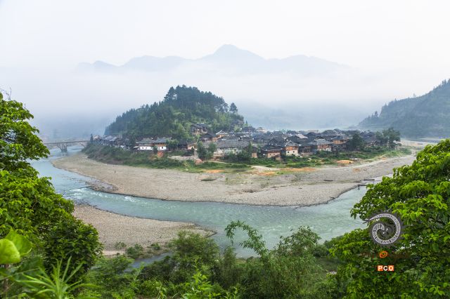 《水边苗寨》