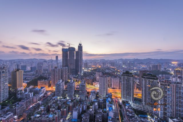 日出中的城市风景