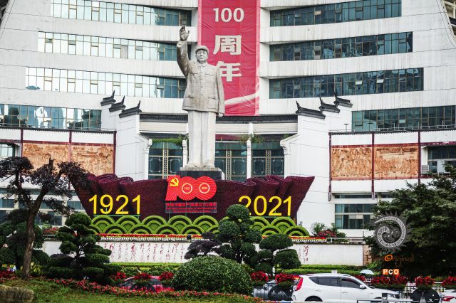 毛主席雕像前的庆祝