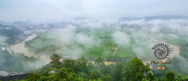 《山环水抱雾里人家》