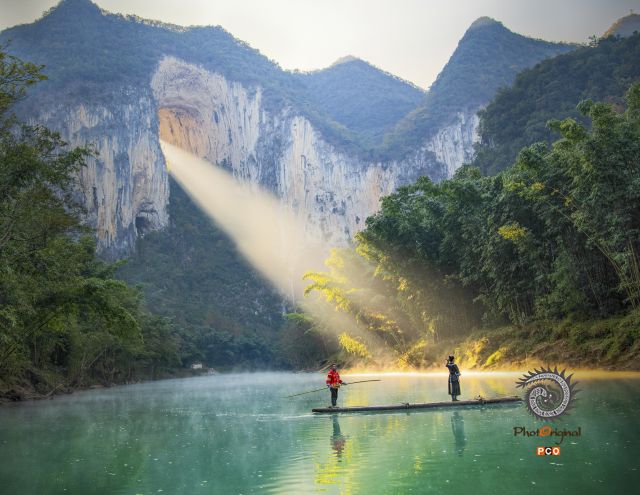 《穿洞奇光》