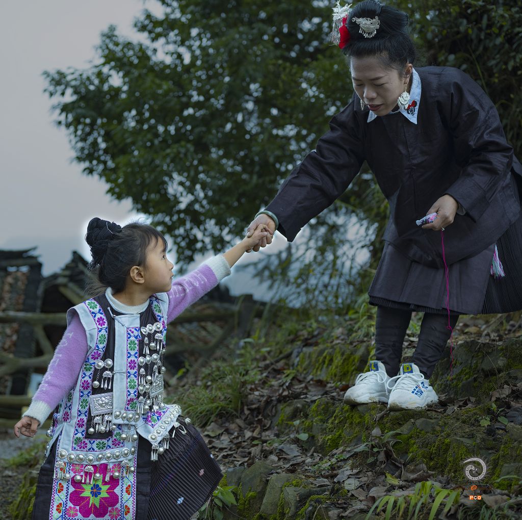 妈妈教我绣苗绣