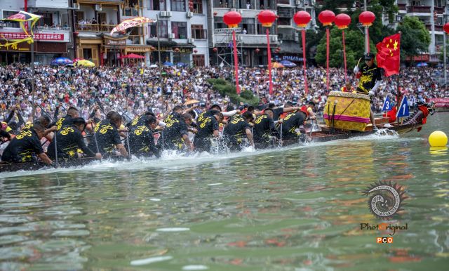 《竞渡飞浆》
