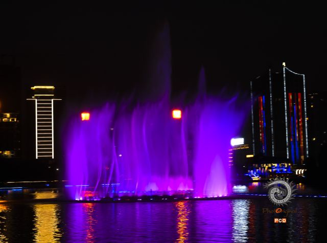 《泉湖水景》