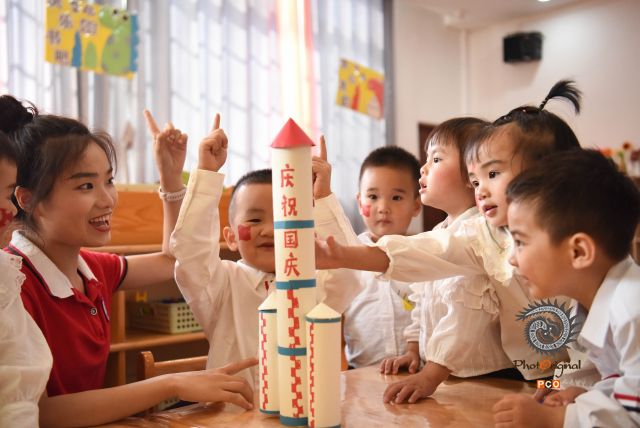 2022年9月30日，贵州省铜仁市松桃苗族自治县实验幼儿园的老师在指导孩子们手工制作