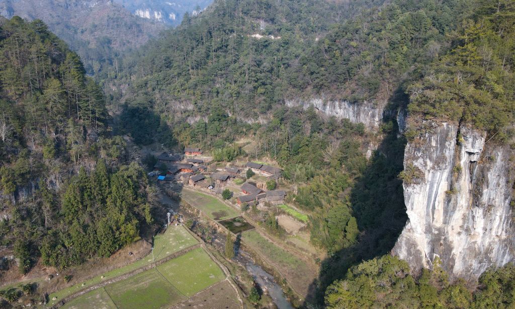 守护“天坑村”的光明使者