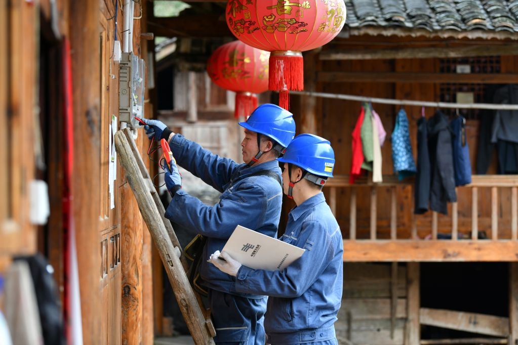 守护“天坑村”的光明使者