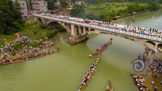 《老屯的父老乡亲在桥上为龙舟赛助威》