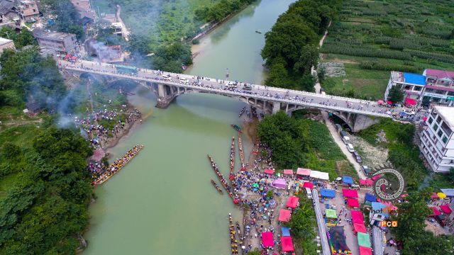 热闹的老屯乡巴拉河大桥