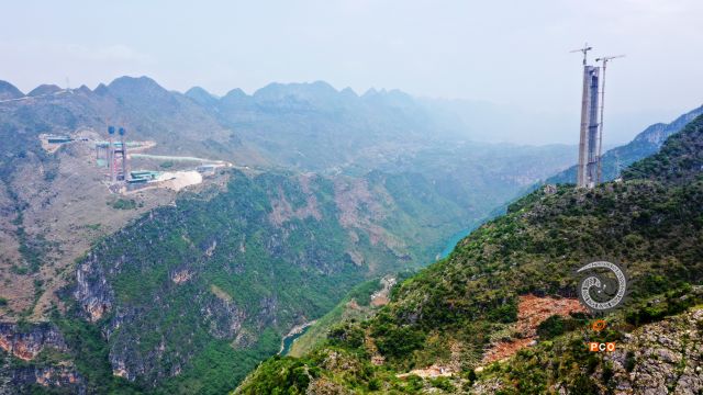 《在建的六安高速北盘江大桥》