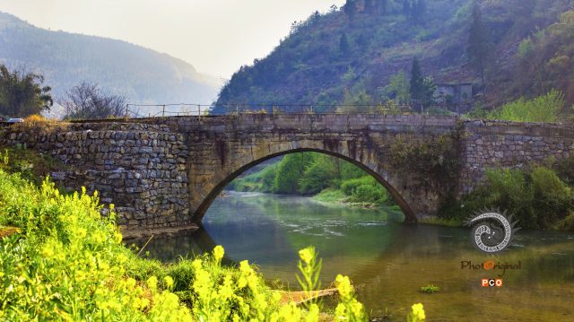 山沟沟里的老石拱桥