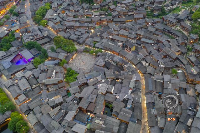 日落点亮万家灯火 （组图）
