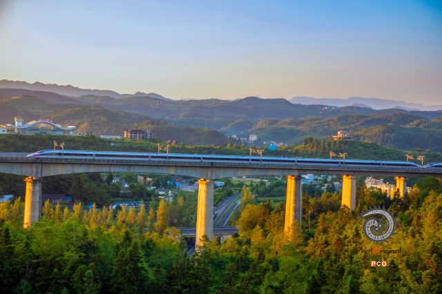 高速公路上的高铁桥