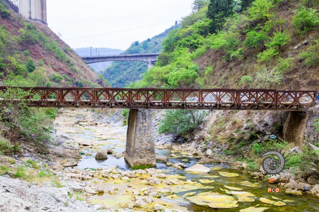 山谷里的钢架桥