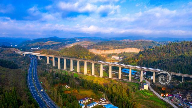 高速公路上的高铁桥