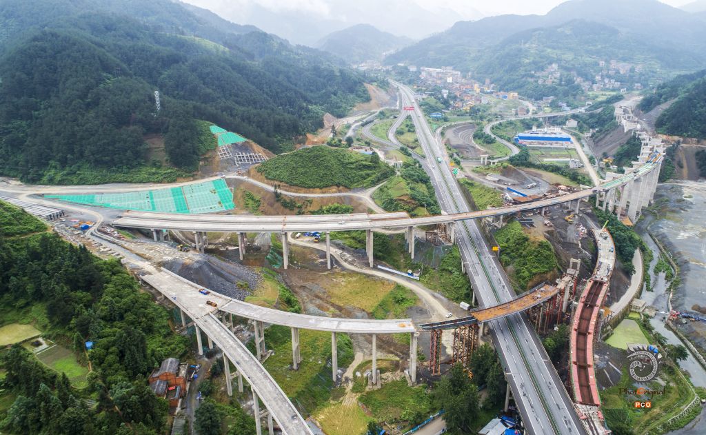 《岑松寨头枢纽互通建设》