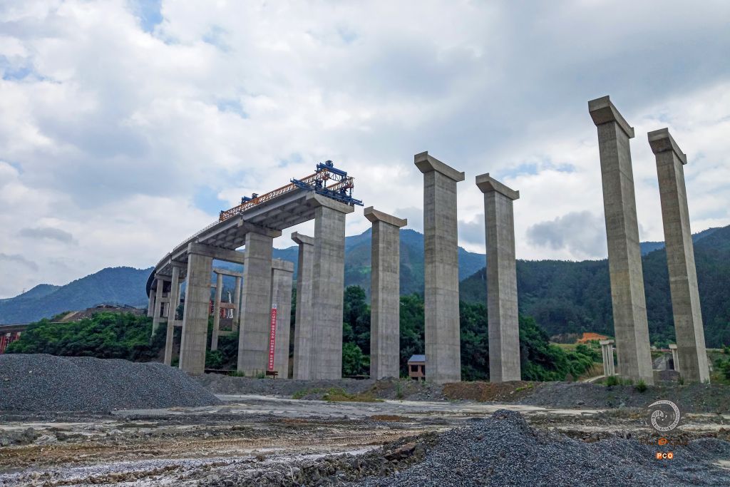 《岑松寨头枢纽互通建设》