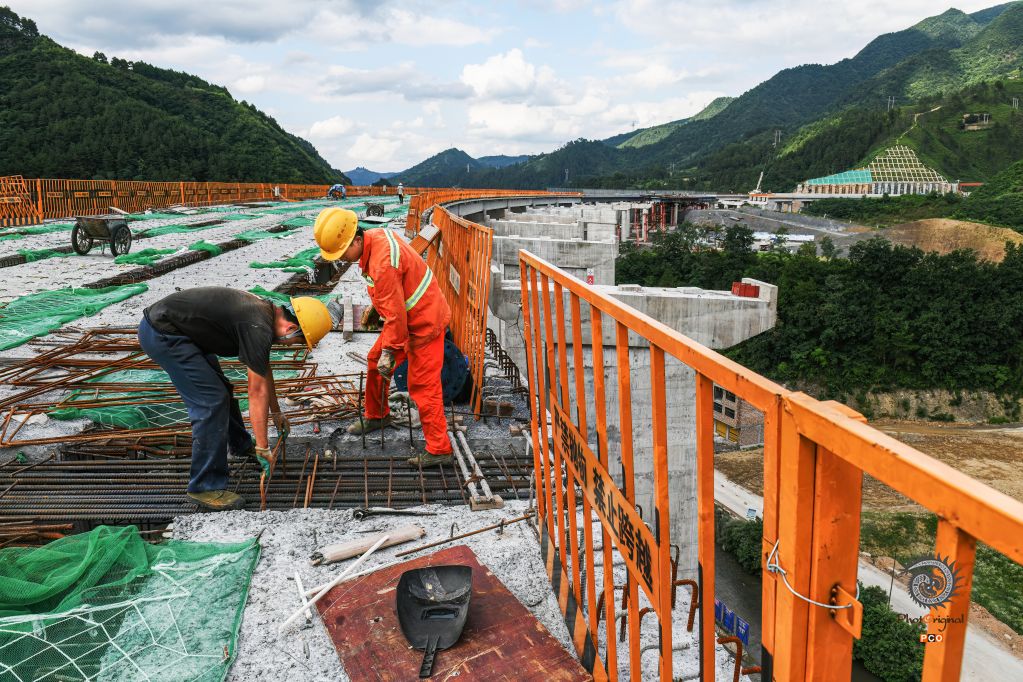 《岑松寨头枢纽互通建设》
