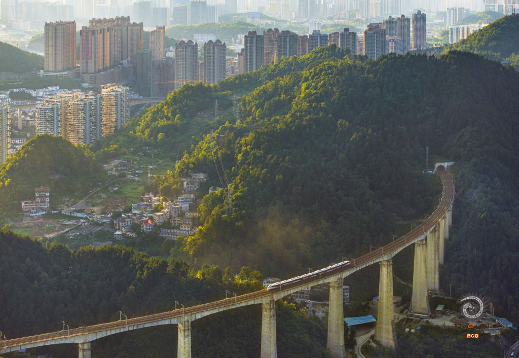 《高铁穿行在城市之间》