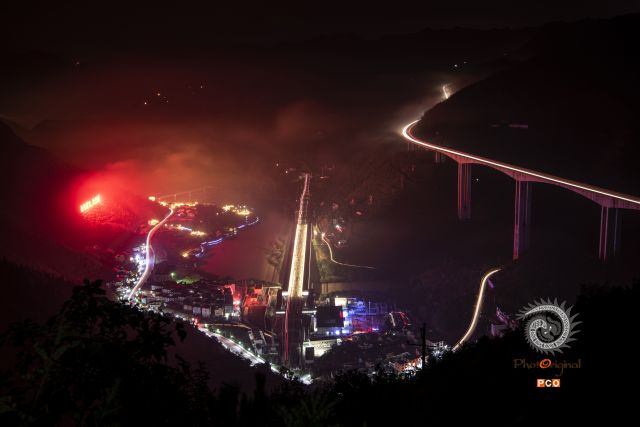 山旮旯里的水上高铁站
