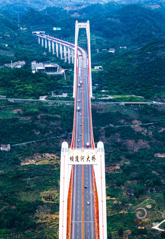 《坝凌河大桥》。